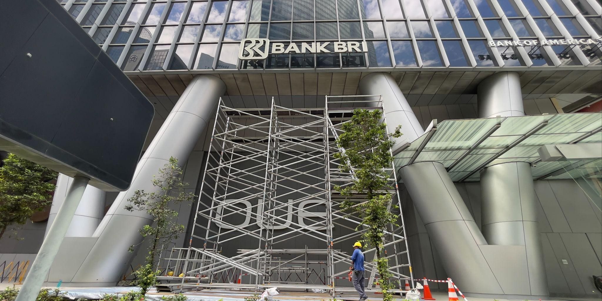 Bank-BRI-Signage-OUE-BayFront-singapore-3D-Lettering-signage-OnestopSignage-2025