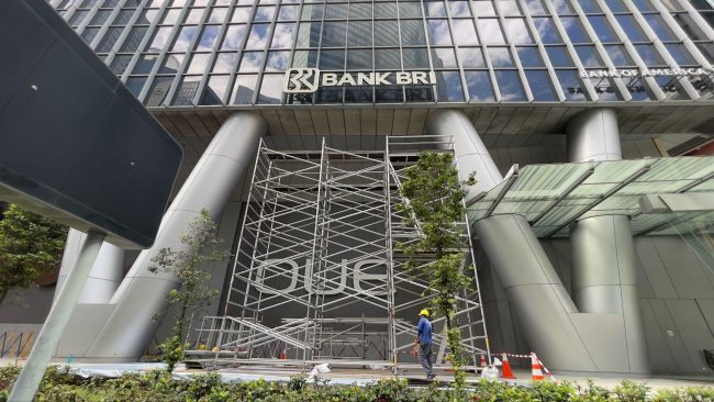 Bank-BRI-Signage-OUE-BayFront-singapore-3D-Lettering-signage-OnestopSignage-2025